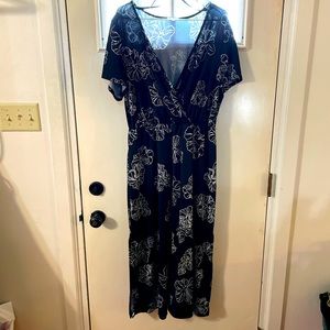 Wrap dress by Avenue, 18/20.  Black with white hibiscus.  Excellent condition.